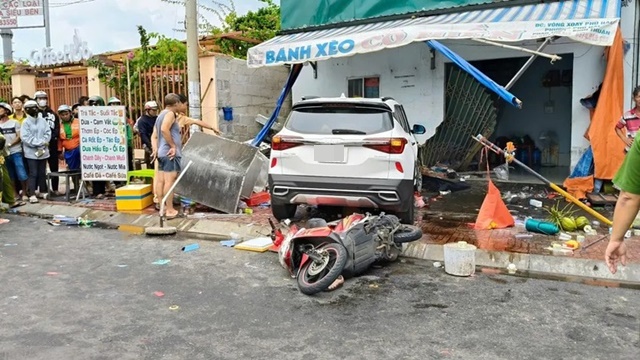 hien-truong-vu-oto-hat-vang-xe-may-tong-vao-quan-banh-xeo-3-nguoi-thuong-vong2-14254017
