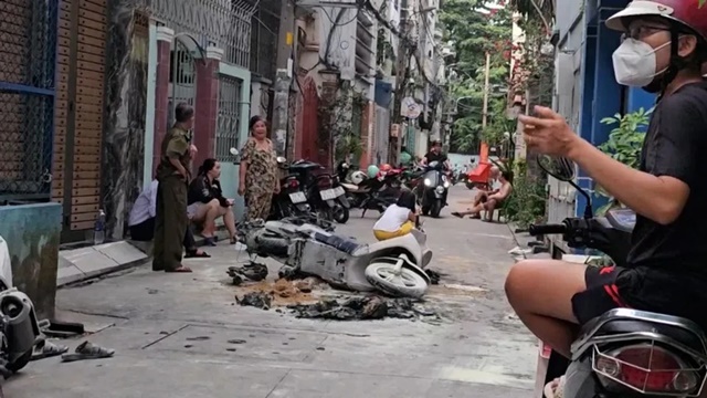 chay-xe-may-dien-trong-nha-dan-hon-7-nguoi-may-man-thoat-nan-76-8504-3302-jpg_11zon