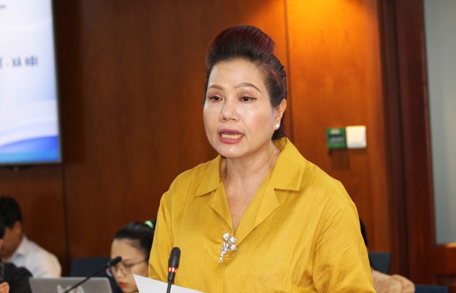 2-ba-le-thuy-hang-tong-giam-doc-cong-ty-vang-bac-da-quy-sai-gon-sjc-3-1715857320380447557451-1757318093391401948028-1757323881581707546386