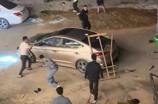 dap-pha-o-to-o-nghe-an-1-17629-9434-8757-1762999096_11zon