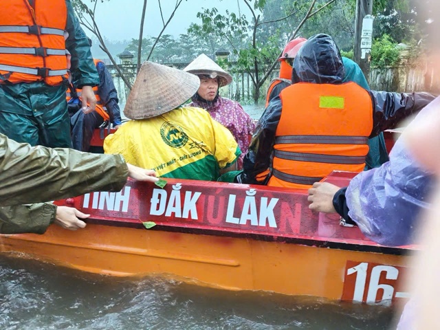 2-ban-chi-huy-ptkv-6-tuy-hoa-chuyen-nguoi-dan-den-noi-an-toan-17635456114341968790125