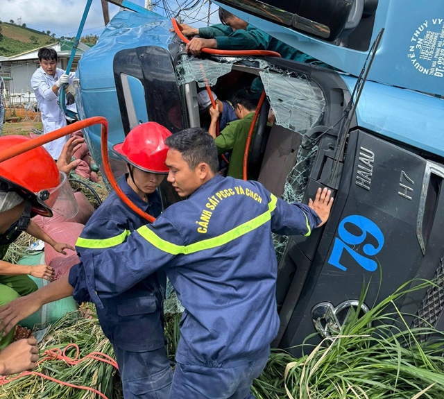 canh-sat-cat-cabin-giai-cuu-tai-xe-va-phu-xe-tai-mac-ket-sau-tai-nan-lat-xe-1814