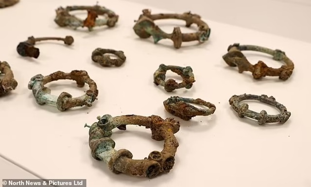 96509745-14531167-A_group_of_copper_alloy_terrets_rein_rings_which_date_back_2_000-a-7_1742829277199_11zon