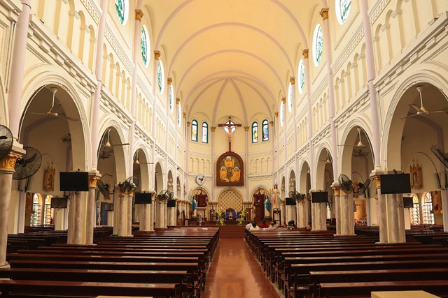 ben-trong-thanh-duong-xom-chieu-kien-truc-gothic-1768979987243502992473_11zon