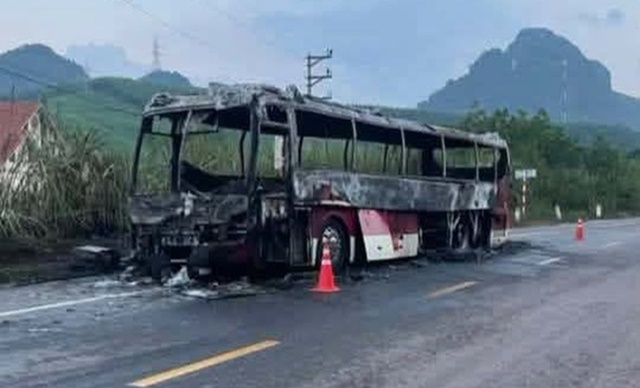 xe-khach-bi-chay-tro-khung-12530635