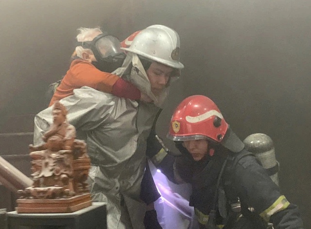 chay-nha-dan-o-ha-noi-ngay-can-tet-canh-sat-giai-cuu-2-nguoi-thoat-nan-1-edited-1770969622141_11zon