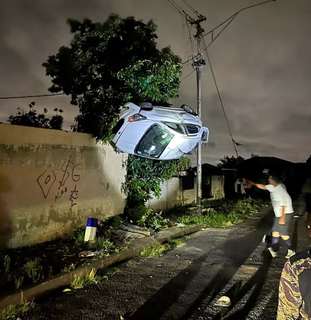 edit-o-to-treo-nguoc-canh-cay-ava-17700875709201579748243