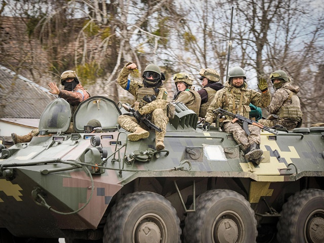 ukrainian-soldiers-on-a-tank-1653023255195_11zon