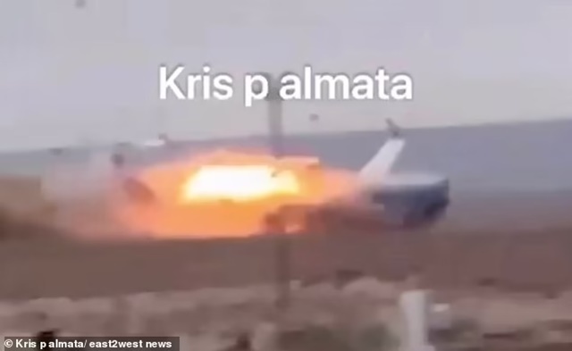 93471681-14225585-This_is_the_horrific_moment_a_passenger_plane_hit_the_ground_in_-m-13_1735113215830_11zon