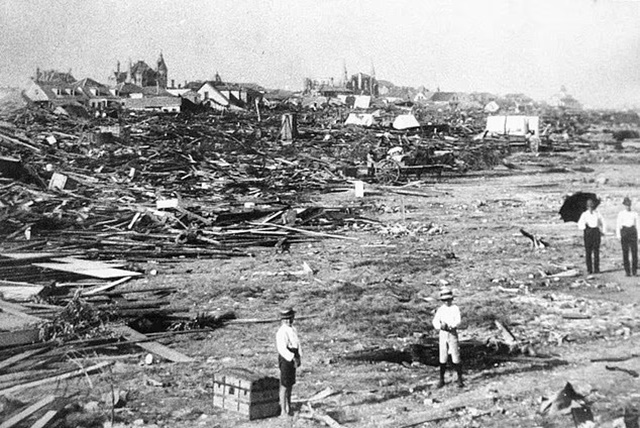90607693-13937517-The_Great_Galveston_Hurricane_decimated_the_entire_island_city_o-a-15_1728408047674_11zon