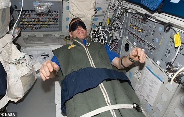 88514817-13742431-Astronauts_need_to_use_straps_and_velcro_to_avoid_drifting_away_-a-17_1723632937389_11zon