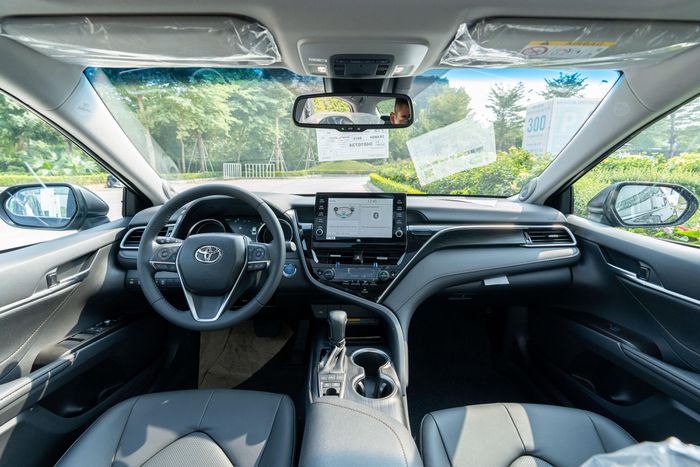 Soi Toyota Camry bản 2.5HV 2022 cao cấp nhất: Diện mạo đẹp xuất thần khiến Honda Accord ‘ngã khuỵu' ảnh 2