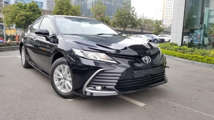 Soi tuyệt phẩm Toyota Camry mới 2022 bản rẻ nhất thị trường Việt với thiết kế so kè Honda Accord ảnh 1