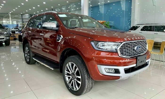 Hot: Ford Everest hạ giá sập sàn 70 triệu, quyết 'rượt đuổi' Toyota Fortuner, Hyundai Santa Fe 2021 ảnh 1