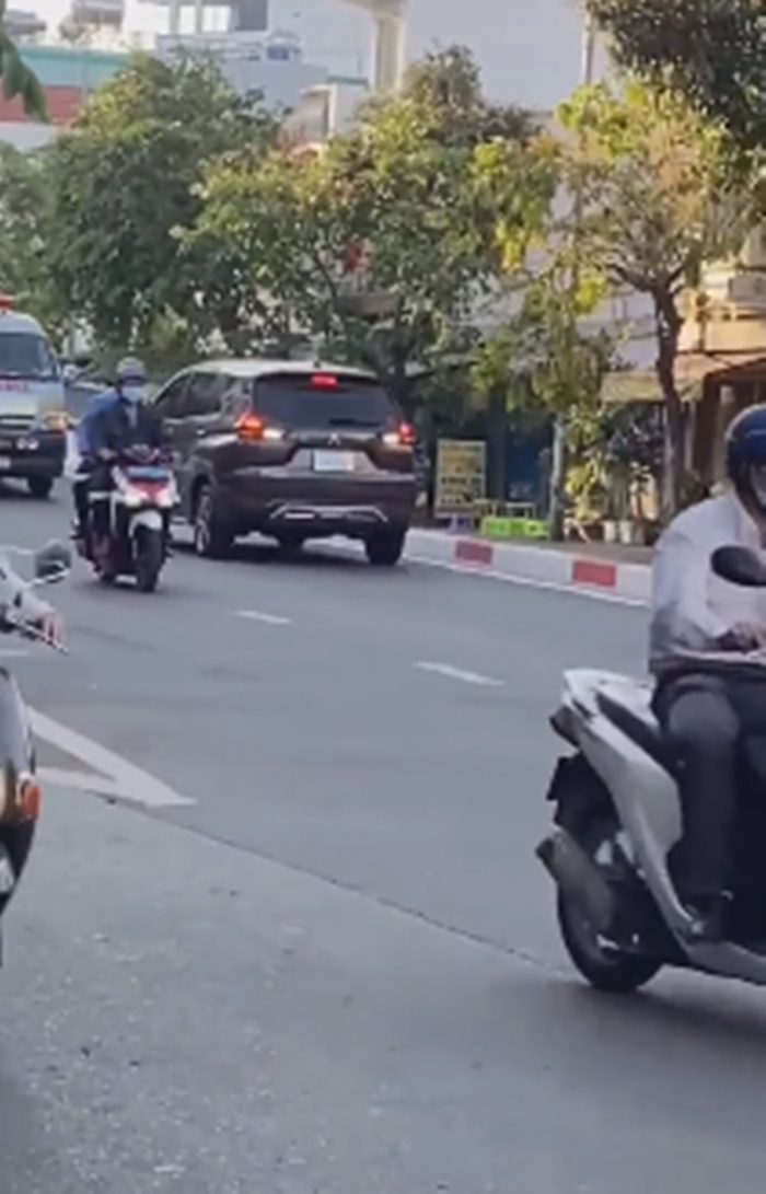 Video: Mitsubishi Xpander lao ngược chiều trên cầu và cái kết đắng khiến dân tình hả hê ảnh 2