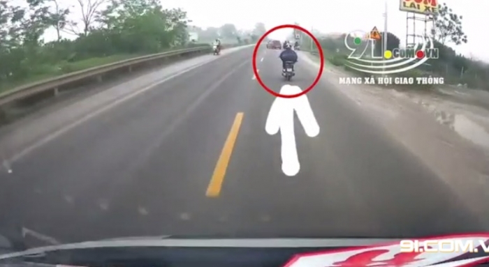 Người đàn ông đi Honda SH may mắn sống sót sau cú bẻ lái thần tốc của tài xế xe khách ảnh 1