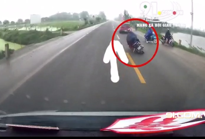 Người đàn ông đi Honda SH may mắn sống sót sau cú bẻ lái thần tốc của tài xế xe khách ảnh 3