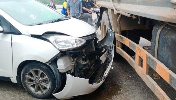 Va chạm cực mạnh với xe tải, Hyundai Grand i10 vỡ nát đầu khiến dân tình sửng sốt ảnh 1