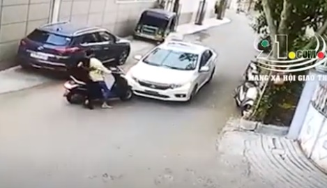 Hai thanh niên đi Honda Vision va chạm với ô tô, hành động ‘côn đồ’ bất ngờ gây bão dân tình ảnh 1