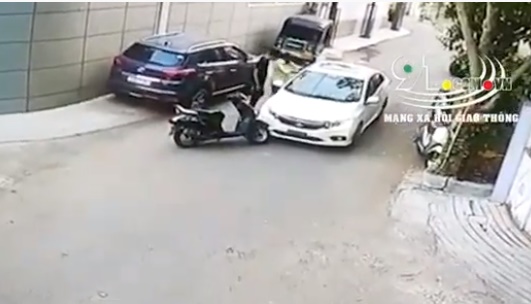 Hai thanh niên đi Honda Vision va chạm với ô tô, hành động ‘côn đồ’ bất ngờ gây bão dân tình ảnh 2