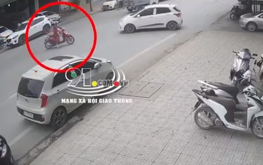  Nữ tài xế Hyundai Grand i10 tông vào người phụ nữ chở con đi xe máy rồi ‘lẩn đi’ vì lý do bất ngờ ảnh 2