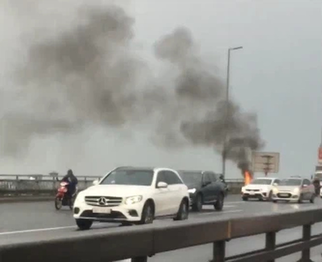 Honda SH bốc cháy dữ dội trên cầu Nhật Tân, dân tình hoảng sợ trước hiện trường thê thảm ảnh 1