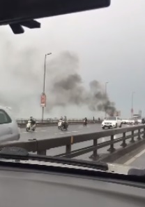 Honda SH bốc cháy dữ dội trên cầu Nhật Tân, dân tình hoảng sợ trước hiện trường thê thảm ảnh 3