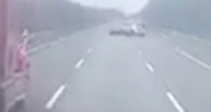 Video: Toyota Fortuner mất lái đâm xe tải cực gắt rồi lao đầu vào taluy khiến dân tình hốt hoảng ảnh 1