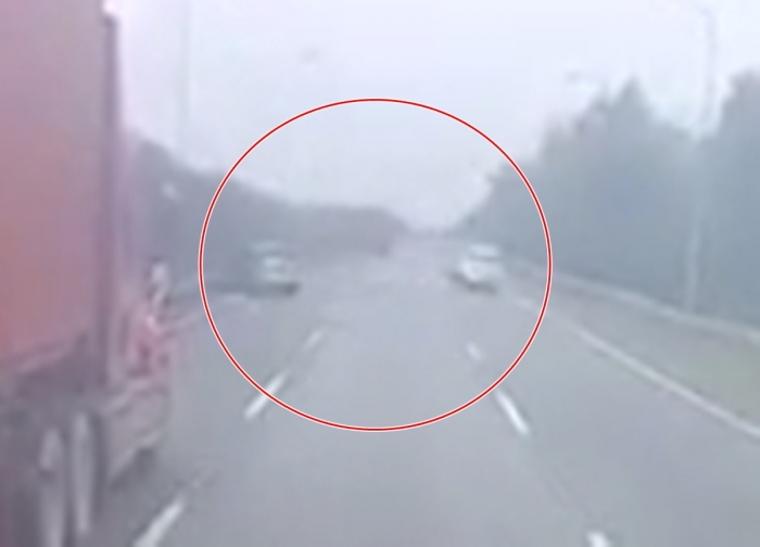 Video: Toyota Fortuner mất lái đâm xe tải cực gắt rồi lao đầu vào taluy khiến dân tình hốt hoảng ảnh 2