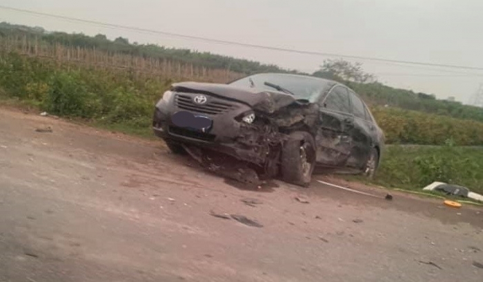 Toyota Camry bị container tông cuốn phăng sườn trái, lý do gây tai nạn khiến ai cũng giật mình! ảnh 2