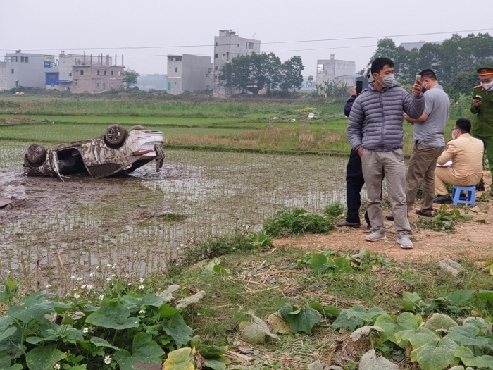 Góc đắng lòng: Nam thanh niên chạy Hyundai Accent cày nát ruộng trong 1 nốt nhạc và cái kết khó đỡ ảnh 2