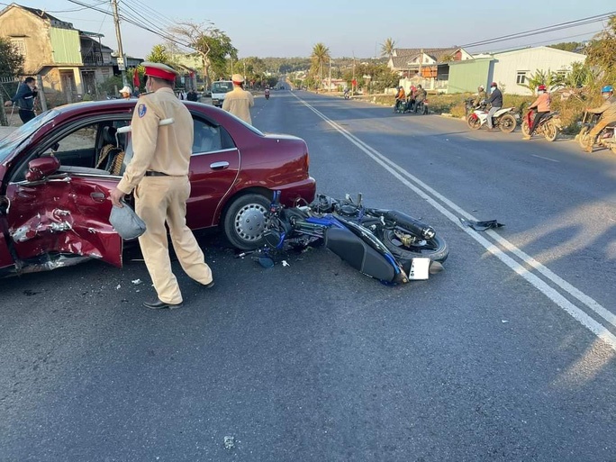 Nam thanh niên tử vong tại chỗ sau cú tông ô tô đang chuyển hướng sang đường khiến dân tình tá hỏa ảnh 1