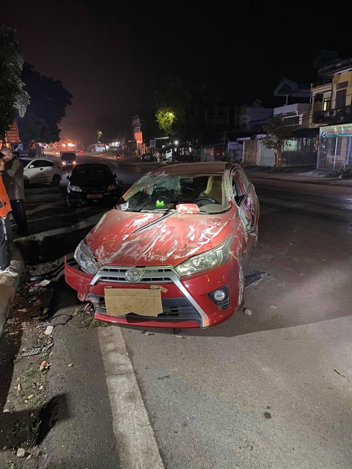 Toyota Yaris bẻ lái như phim chưởng, tông sầm vào cột điện rồi nhào lộn khiến người dân tá hỏa ảnh 2