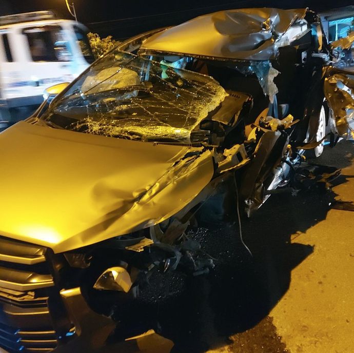 Toyota Innova hóa ‘đồng nát’ sau cú tông động trời với xe tải khiến 3 người bị thương ảnh 1