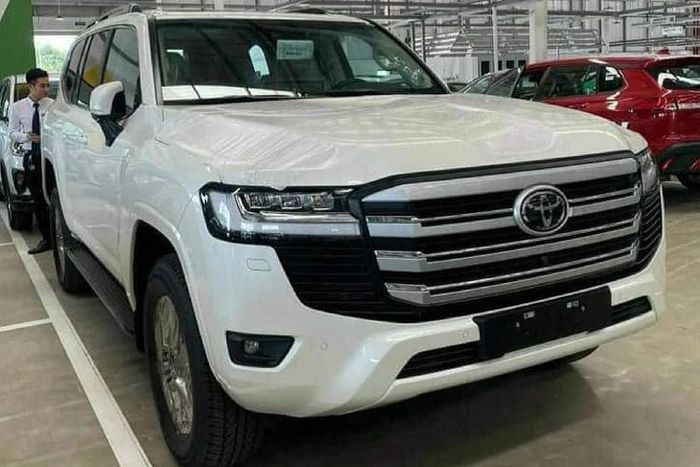 Khách Việt sững sờ trước chiếc Toyota Land Cruiser 2022 tại Việt Nam, giá xe chênh đến mức ngỡ ngàng ảnh 1