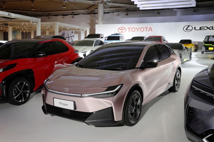 ‘Kẻ ngáng chân’ Toyota Camry 2022 lộ mặt: Thiết kế tương lai, trang bị xịn sò bậc nhất! ảnh 1