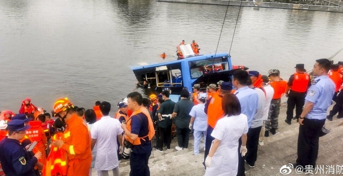 Xe bus chở học sinh đi thi ĐH rơi xuống hồ