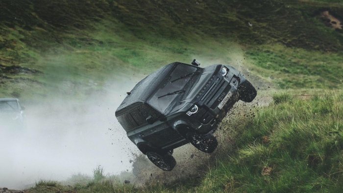 Video: Ngắm Land Rover Defender bay như chim trời trong trailer phim 007 mới
