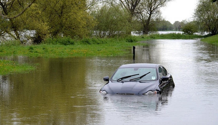 Cách xử lý ô tô bị thủy kích - nỗi ác mộng của mọi tài xế mùa mưa