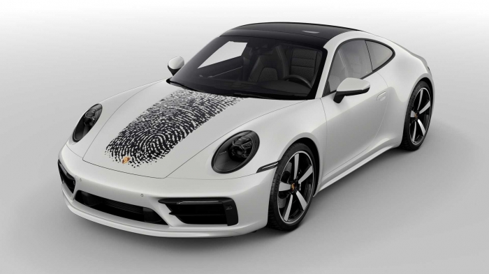 Porsche cho khách hàng in dấu vân tay lên mui xe với giá gần 200 triệu đồng