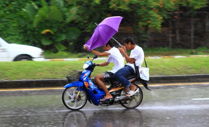 Che ô khi ngồi trên xe máy bị phạt bao nhiêu tiền?