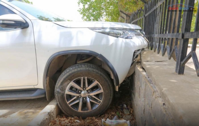 Toyota Fortuner gặp tai nạn