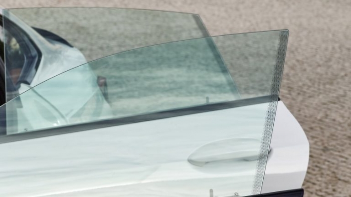Những đốm đen li ti trên kính lái ô tô có tác dụng gì?