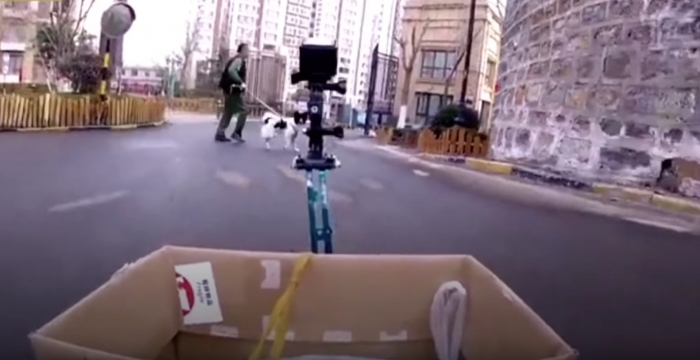 Video: Sợ dịch corona, người phụ nữ Trung Quốc chế tạo ô tô đồ chơi để mua hàng từ xa