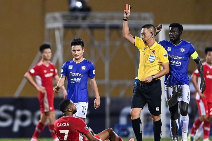 Rút thẻ đỏ cho cầu thủ Hà Nội, trọng tài FIFA bị cựu HLV ĐT Việt Nam chỉ trích