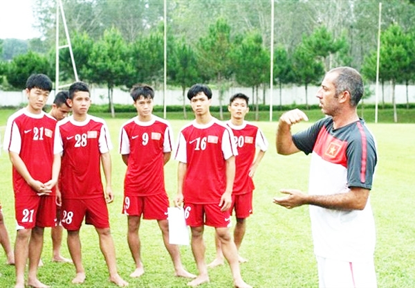 Sau hơn một thập kỷ gắn bó, người hùng của bóng đá Việt Nam chính thức nói lời chia tay HAGL