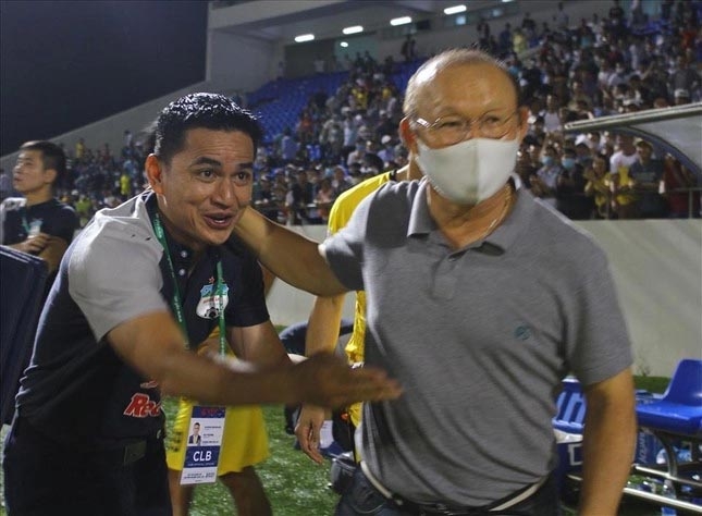 Tin bóng đá tối 18/10: Kiatisak lên tiếng trước cơ hội dẫn dắt ĐT Việt Nam