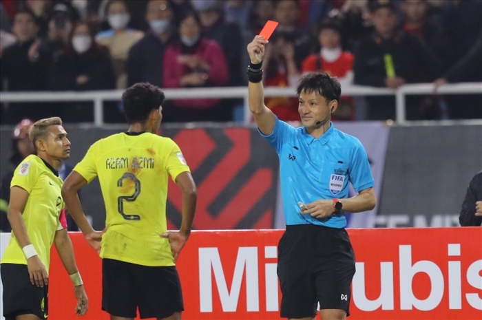 Bị phạt nặng vì chơi xấu Đoàn Văn Hậu, trụ cột Malaysia hẹn 'đòi nợ' ĐT Việt Nam ở chung kết AFF Cup
