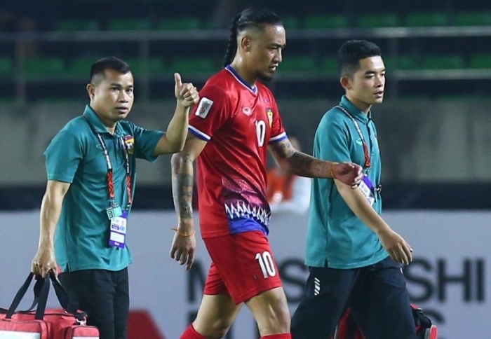 Cựu tiền đạo Ligue 1 sớm chia tay AFF Cup 2022 sau chấn thương nặng ở trận thua ĐT Việt Nam