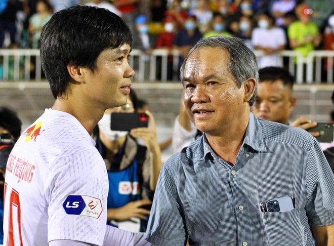 Tin bóng đá tối 25/12: ĐT Việt Nam mất ngôi đầu BXH AFF Cup; Công Phượng phá kỷ lục của Quang Hải